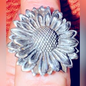 .925 silver SUNFLOWER Ring

Size 6